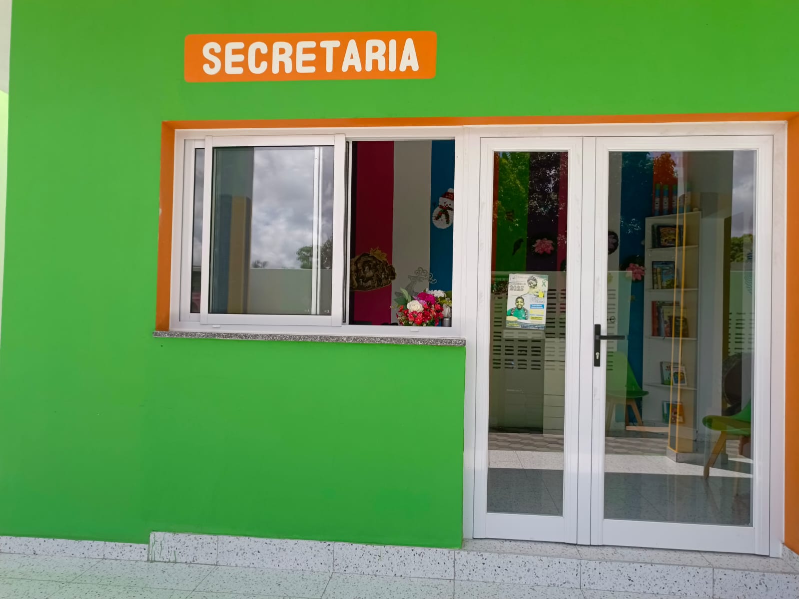 Entrada e secretaria do Colégio Lhaysso