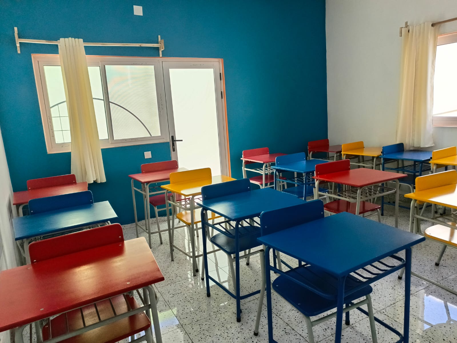 Sala de aula colorida do Colégio Lhaysso